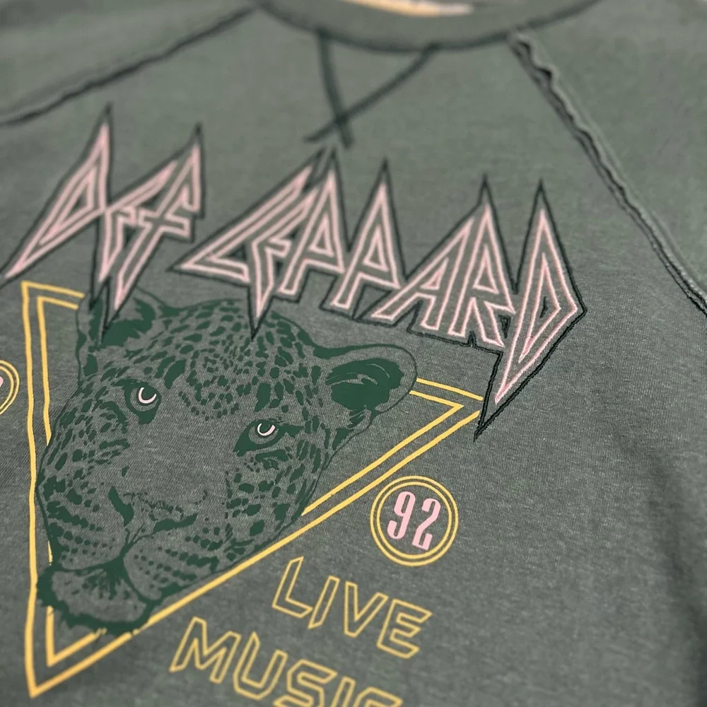 Def Leppard Sweatshirt Embroidered Front 90’s Style Distressed Women’s XL - Picture 5 of 9